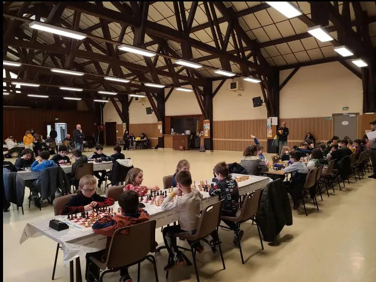 Nos jeunes en salle de tournoi, concentrés sur leurs échiquiers